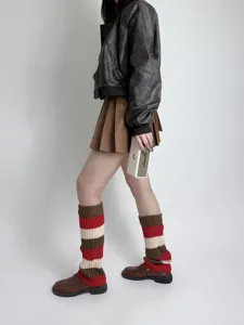 Vue détaillée de jambières en tricot élégantes avec un motif rayé douillet pour les tenues.