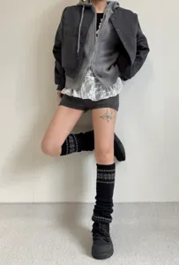 Gros plan détaillé de jambières en tricot douillet à motif flocon pour tenue hivernale.