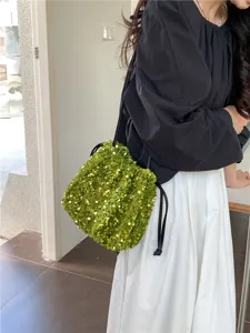 Sac seau bandoulière vert en paillettes avec cordon de serrage et volants, sac souple.