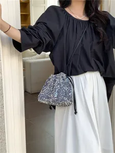 Détail du sac seau à sequins avec finition scintillante et cordon de serrage pour femmes.