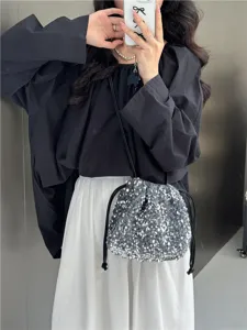 Sac seau scintillant à paillettes avec cordon de serrage et bandoulière élégante pour femme.