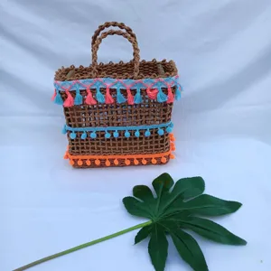 Bolso de playa tejido de estilo bohemio de verano con borlas coloridas, detalles artesanales.