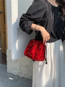 Vue détaillée du sac seau bandoulière en sequins rouges avec cordon souple et design plissé.