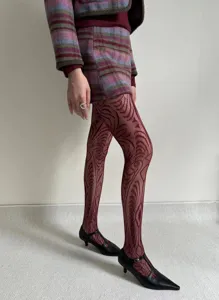 Vista detallada de medias de rejilla con encaje calado exótico rojo oscuro, estilo elegante.