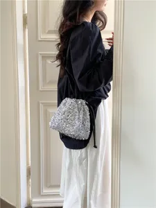 Sac bandoulière seau scintillant à sequins avec design souple froncé pour les femmes.