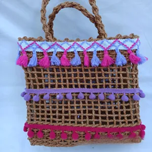 Bolso de hombro tejido de paja de playa de verano bohemio con borlas coloridas y diseño.