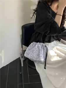 Sac seau bandoulière à sequins brillants pour femme avec cordon et design plissé.