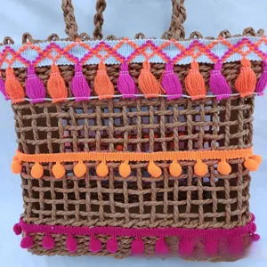 Bolso de playa tejido bohemio con borlas coloridas y diseño calado para las vacaciones de verano.
