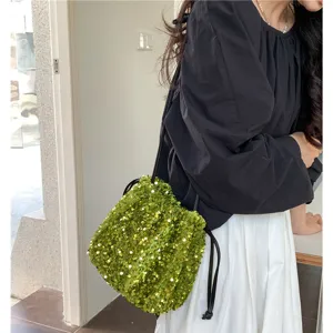 Sac seau à sequins verts pour femmes, sac bandoulière souple et élégant à cordon.