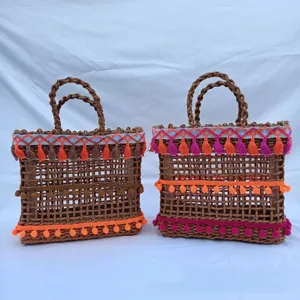 Bolso tote tejido calado de playa de verano bohemio con borlas coloridas y diseño étnico.