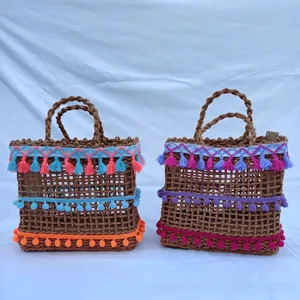 Bolso de playa tejido bohemio con borlas y pompones coloridos, perfecto para tus vacaciones.