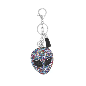 Strass alien sleutelhanger detail, sprankelende kristallen alien hoofd tas hanger met kwastje.