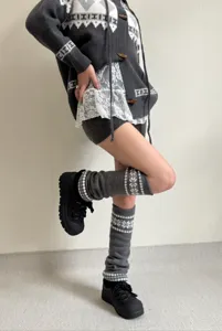 Vue détaillée de jambières en tricot d'hiver avec motif flocon de neige, tendance.