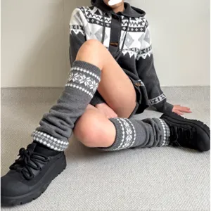Chauffe-jambes en tricot motif flocon de neige nordique gris et pull chaud, mode hiver.