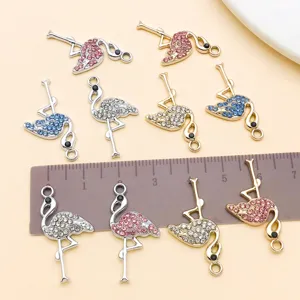 Gros plan sur des pendentifs flamants roses en alliage de strass pour la fabrication de bijoux.