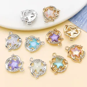 Vue détaillée de pendentifs breloques étoile lune en alliage avec strass et paillettes pour bijoux DIY.