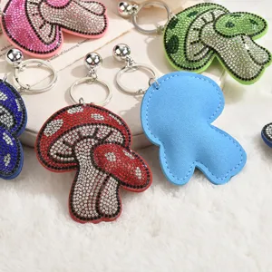 Llavero de champiñón con diamantes de imitación creativo dije de bolso brillante