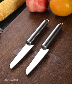 Nahaufnahme der Edelstahl-Fruchtmesser mit scharfen Klingen und ergonomischen Griffen.