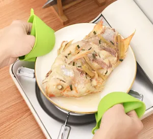 Silicone anti-scald bowl clip heat insulation kitchen gadget for safe dish handling and cooking.