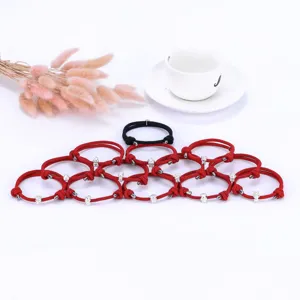 Nahaufnahme von geflochtenen Milanseil-Armbändern mit Metallperlen in sauberem Setup.
