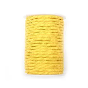 Gelbe Milan Kordel Spule Detailansicht, Premium DIY Schmuckherstellung Faden Nahaufnahme.