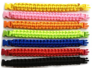Bracciali di sopravvivenza in paracord colorati con fibbie in plastica per sport e uso quotidiano.