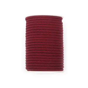 Nahaufnahme einer dunkelroten Milano-Kordelspule für DIY Schmuck Armband Halskette Details.