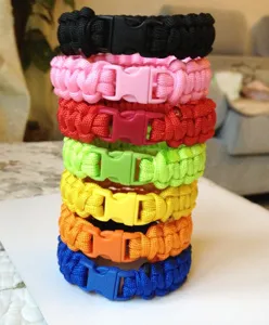 Vista dettagliata di bracciali di sopravvivenza in paracord colorato con fibbie in plastica.