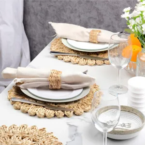 Ronde geweven maïsstro placemat voor eettafel, rustieke keukentafelmat en huisdecoratie.