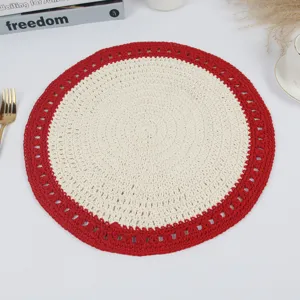 Ronde gehaakte katoenen placemat met rode rand, hittebestendige tafelmat voor dagelijks gebruik.