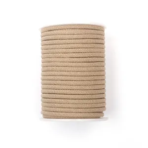Nahaufnahme von beigefarbener Nylonkordel auf Spule, ideal für DIY-Schmuckherstellung.