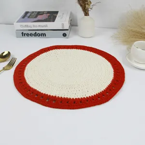 Handgemaakte gehaakte ronde tafelmat, rood-witte warmte-isolerende mat voor de eettafel.