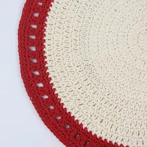 Handgemaakte gehaakte katoenen placemat, beige midden met rode rand voor de eettafel thuis.