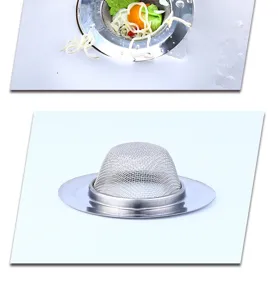Dettaglio del colino per lavello in acciaio inox, filtro scarico cucina anti-intasamento.