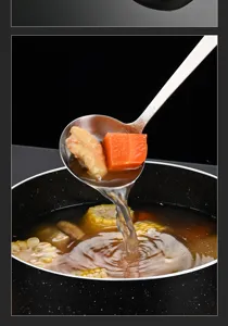 Gros plan détaillé d'une louche à soupe en acier inoxydable lors de la cuisson.