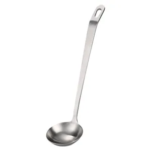 Louche à soupe en acier inoxydable à long manche, ustensile de cuisine mat suspendu.