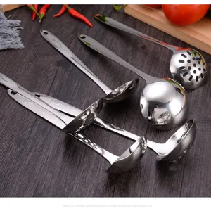 Set di cucchiai da zuppa e schiumarole in acciaio inox, utensili da cucina ergonomici lucidati.