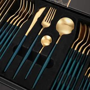 Set di posate di lusso in acciaio inossidabile finitura oro spazzolato e manico verde