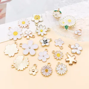 Gedetailleerd overzicht van witte bloem legering bedels, perfect voor DIY sieraden maken.