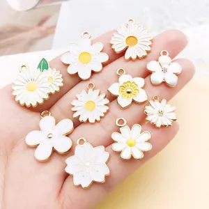 Close-up detail van witte bloem emaille legering bedels, perfect voor DIY sieraden maken.