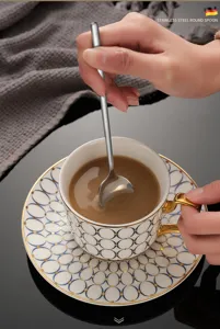 Vista dettagliata del cucchiaio rotondo in acciaio inossidabile con manico lungo per caffè.