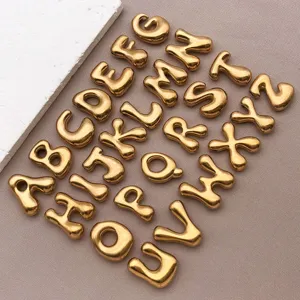 Pendentifs breloques de lettres alphabet gonflées en acier inoxydable plaqué or.
