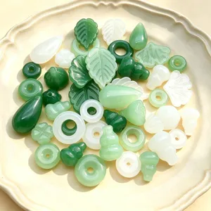 Cuentas de vidrio verde blanco colgantes set accesorios joyería DIY vista de detalle