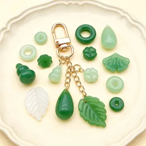 Primeros planos detallados de los colgantes de joyería DIY en vidrio verde y accesorios.