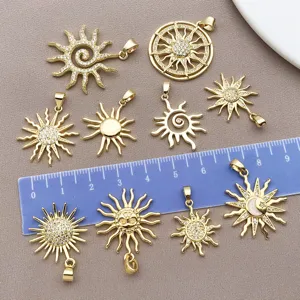 Vista dettagliata di vari ciondoli sole placcati in oro con zirconi cubici per la creazione di gioielli.