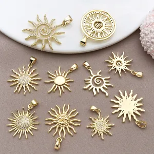 Dettaglio in primo piano di ciondoli girasole in zircone dorato per gioielli DIY.