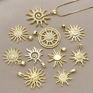 Dettaglio ciondoli sole e luna in zircone placcato oro, perfetti per creazione gioielli.