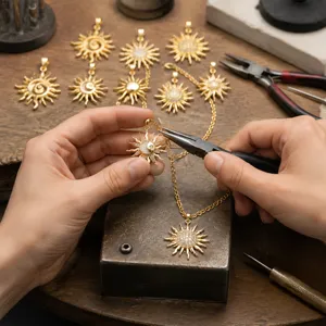 Primo piano in laboratorio che mostra il processo di creazione del ciondolo sole con zirconi.