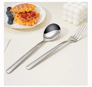 Set de couverts de luxe en acier inoxydable 304 avec manche martelé, fourchette et cuillère.
