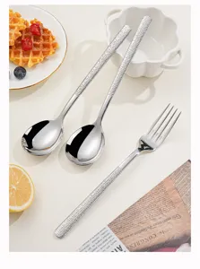 Set de couverts en acier inoxydable avec manche texturé, cuillère et fourchette élégantes.